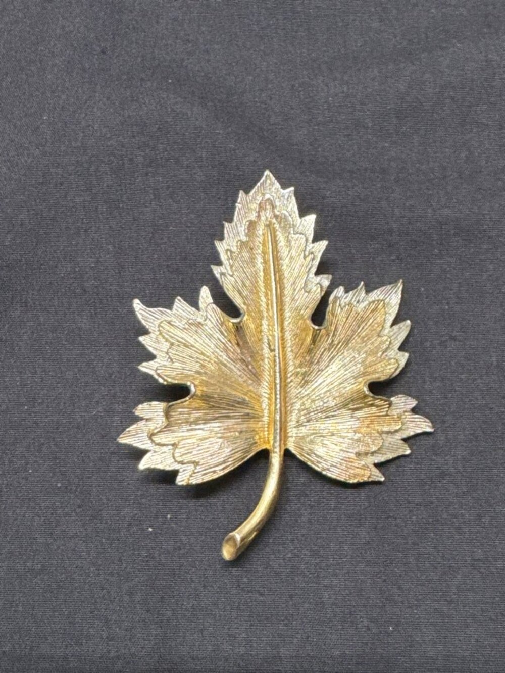 Sarah Coventry Gold-Tone Maple Leaf Brooch Pin Vintage Jewelry 2.5 Inches